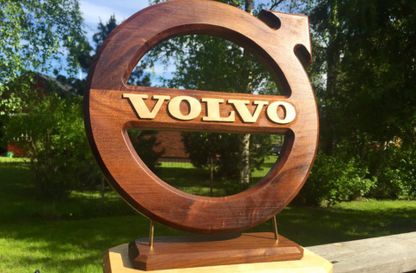 Wood Art Finlandin veistämä Volvon logo