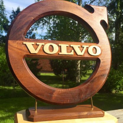 Wood Art Finlandin veistämä Volvon logo